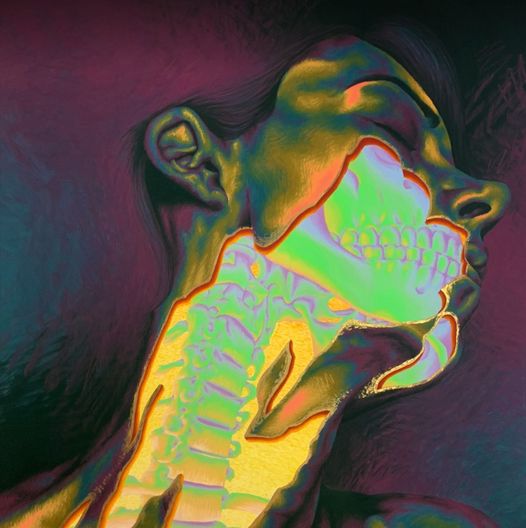 Oeuvre en pastel réalisée par Léa Le Guyader. Le visage d'une femme, propulsé en arrière, la peau de son cou semble arrachée et on aperçoit sa chair et ses os.